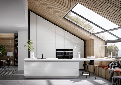 Weiße Designküche in Nische Weiße Designküche in Nische mit Schräge bei Ardland Küchen-Studio